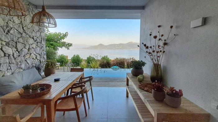 Private pool with prime location Oraio Meros