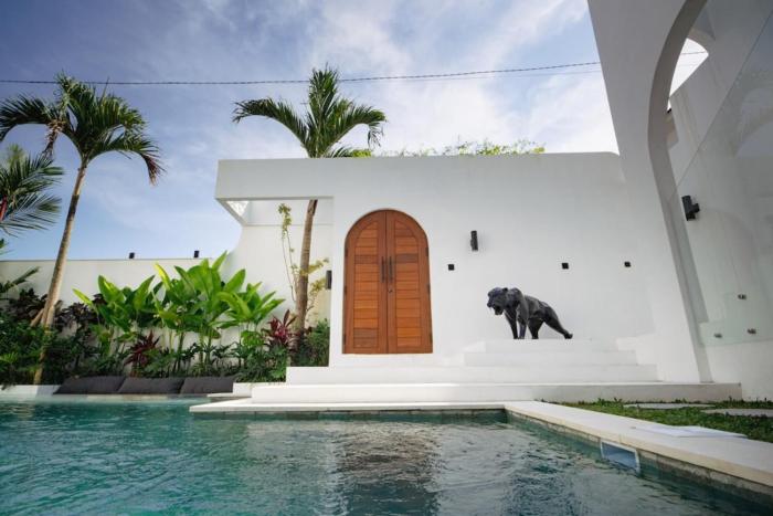 2BR Modern Luxury Villa with Pool 400m to Beach