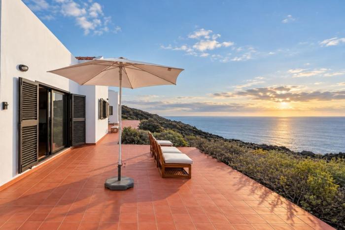 GuestReady - Beachfront Bungalow Sunsets