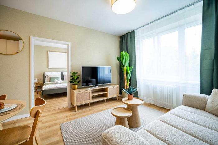 Bright Apartment for 6 - Two Balconies & Parking