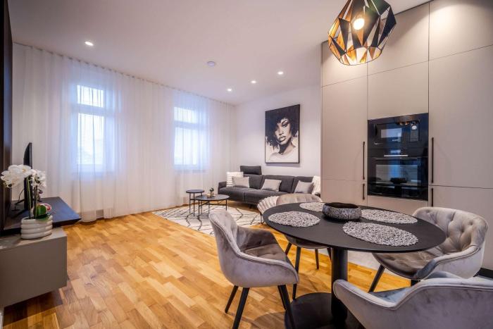 Old Town Design Apartment for 5 - Balcony & AC