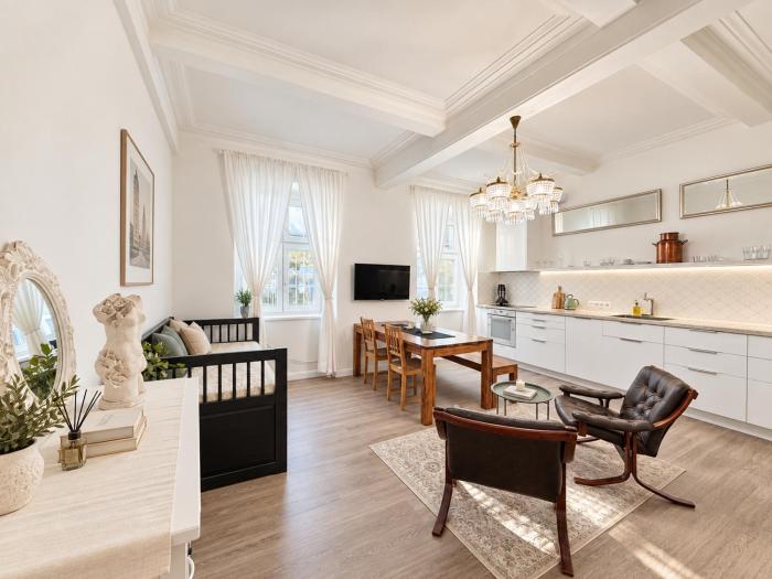 Simcity I 2BR Old Town Opulence w self check I heated floors I washer and dryer I Just 3 min walk to main city square