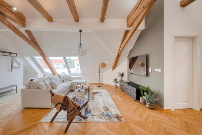 3BDR Main Center APT w Workspace with AC in New Town