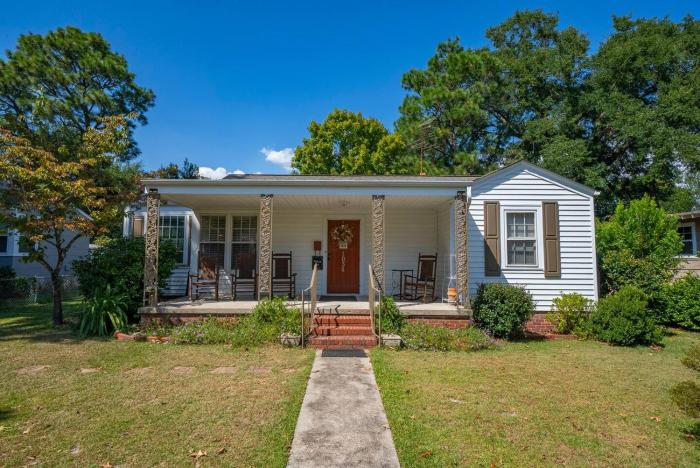 Charming 2BR - Antique Cottage