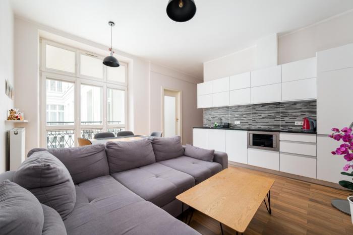 Metro Politechnika Spacious Apartment by BookingHost