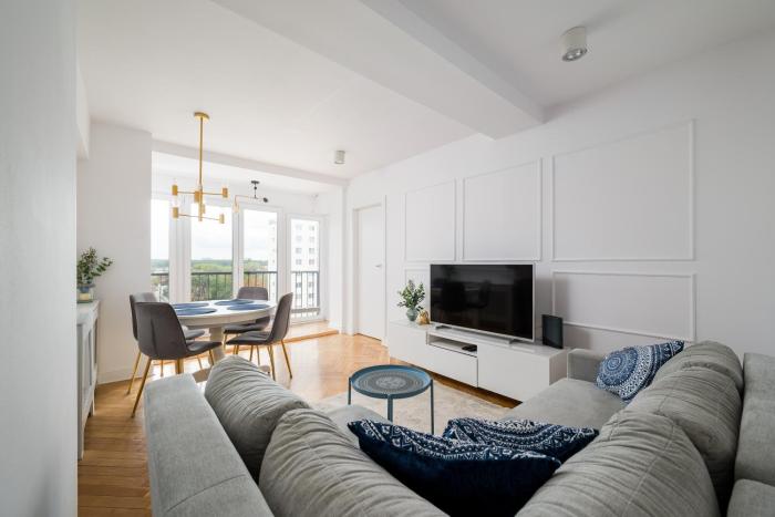 Wola Spacious Signature Apartment by BookingHost