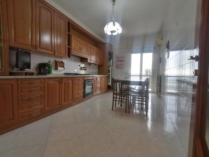 Alloggio 5 posti, 1 wc, cucina, parcheggio privato