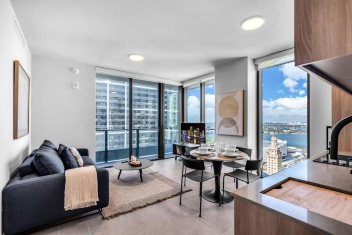 Stunning Skyline and Bay View Luxury Apartment