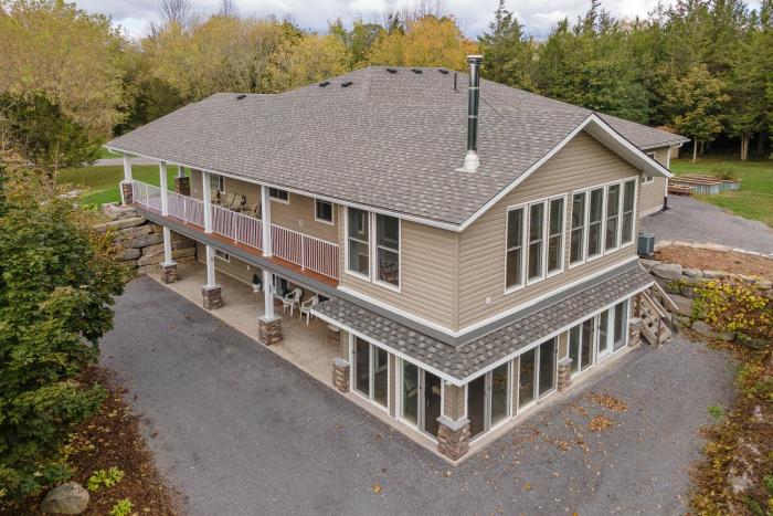 Cozy Retreat On The Eastside Estate sleeps 4
