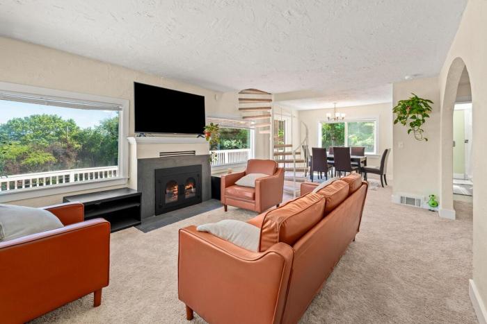 Private 4BR House Free Parking Near Airport &Mall