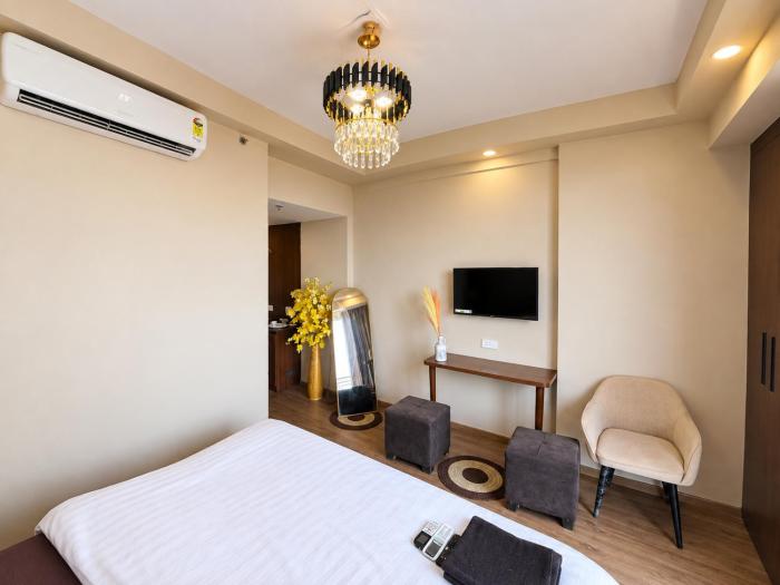 Cozy studio near Pari Chowk & Expo mart