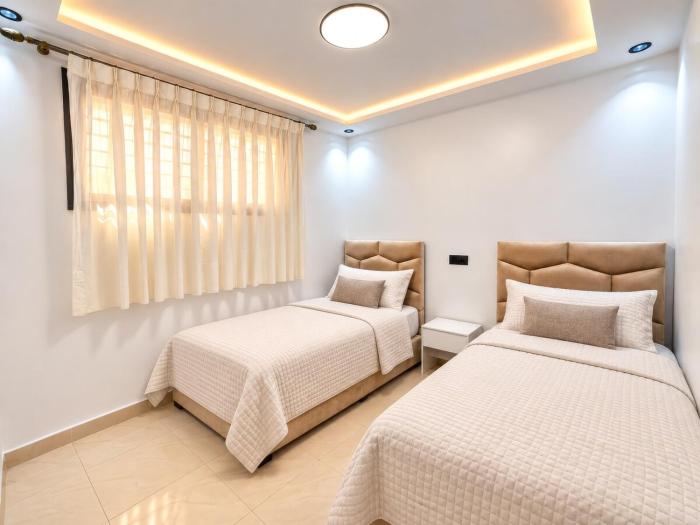 Modern stay, 1 min to beach, shops & essentials