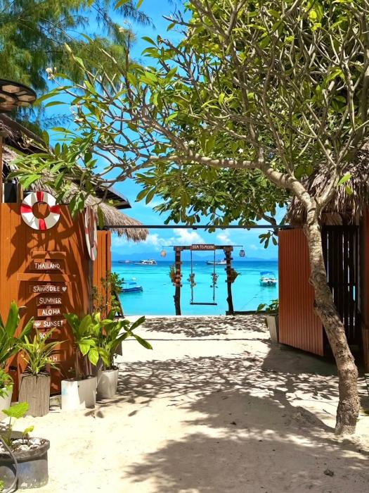 Sea To Moon Lipe