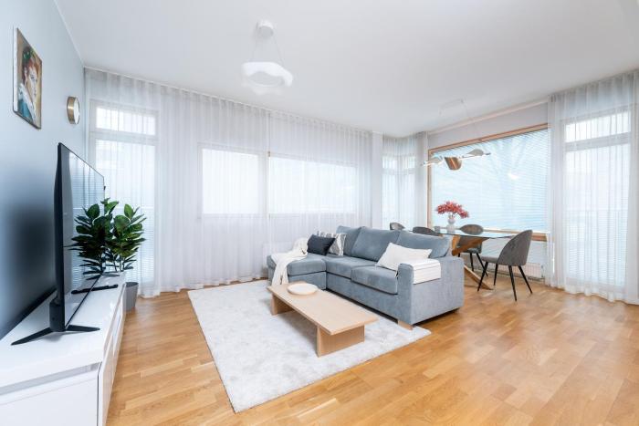 Quiet 2BR Steps from Old Town, Parking garage