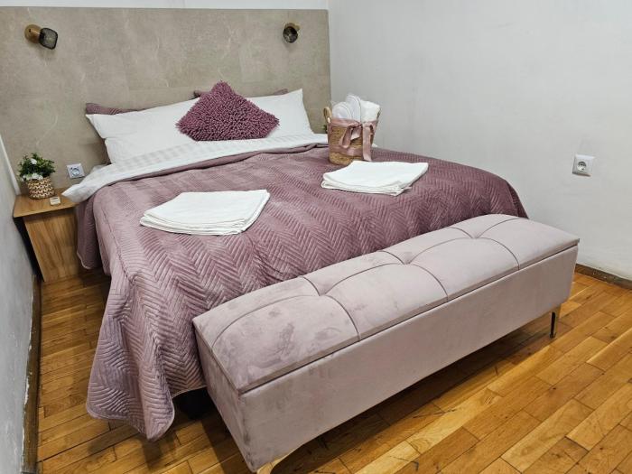 Apartment City center with workspace & wifi near Metro station