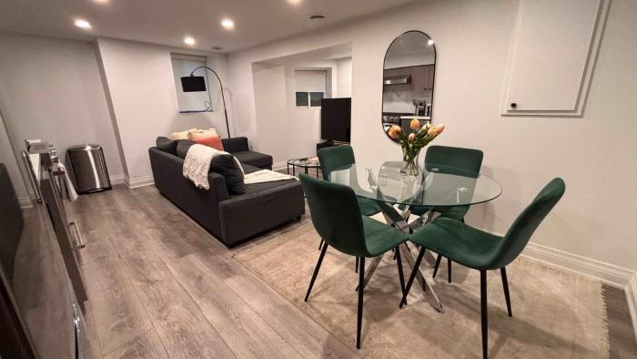 Bright Downtown 1BR Free Parking & King Bed