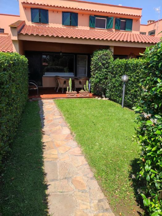 Villa with garden and private equipped beach