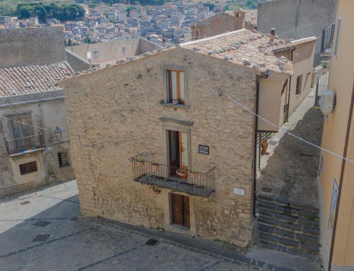 San Nicolò Holiday Home