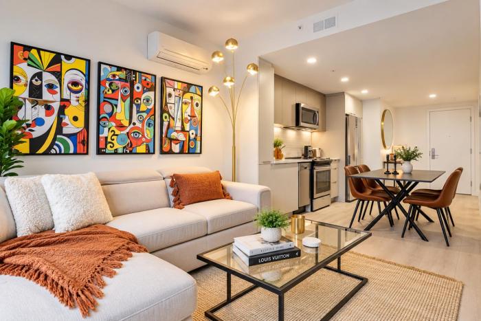 Luxury 4 person apartment in heart of Montreal downtown