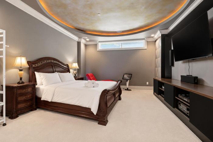 Luxury 2BR Retreat Near UBC with Sauna, Theatre & Pool Table