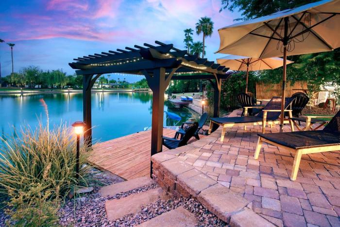 Lakefront Oasis Pool, Hot Tub, Dock, Pedal Boat