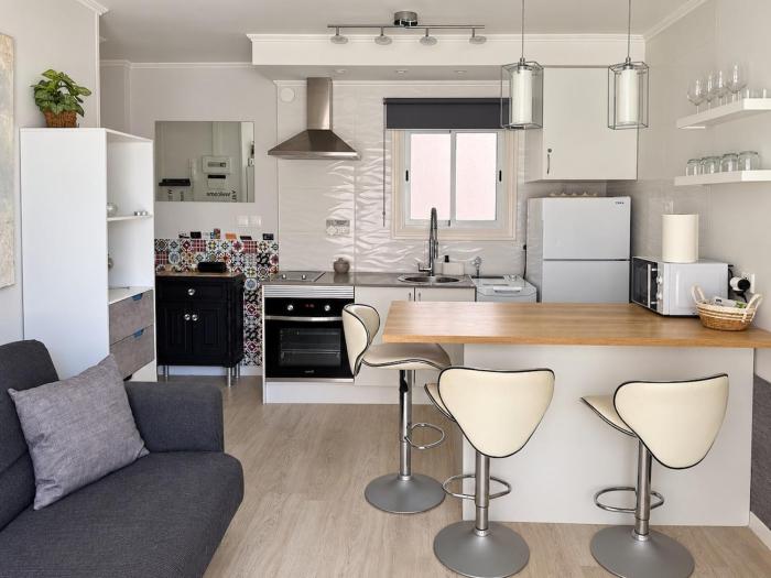 Cozy renovated apartment just two minutes from the sea