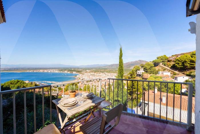 Maison vacances avec piscine commune et vue mer