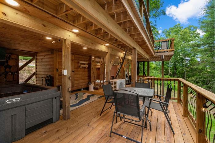 Treetop Terrace- Hot Tub, Wifi, Sauna, Firepit