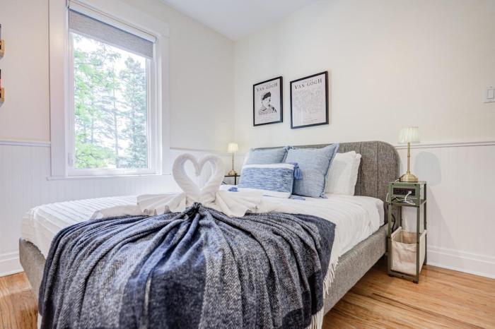 Tulip House 5 Bedroom 3 and Half Bath 4 Parking Greektown