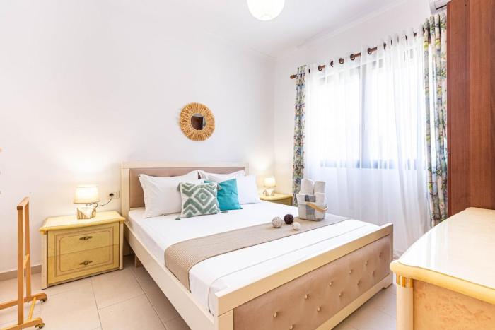 Shiny 1 Central Stay 1 BR Ap Kitchen & Balcony