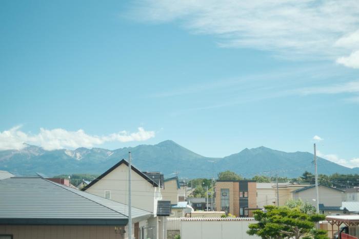 泊まり木 PERCH A private house near the hot spring with a view of the Tokachi mountain range