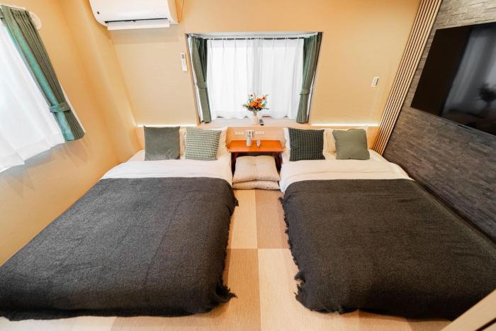 Kagurazaka SAIEI HOTEL 201 ,10 minutes by subway to Ginza , 15 minutes to Shinjuku , Ikebukuro , features 2 bedrooms, a living room, and 4 beds