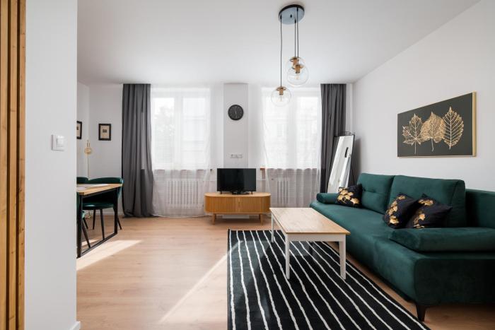 Metro Politechnika Central Apartment by BookingHost
