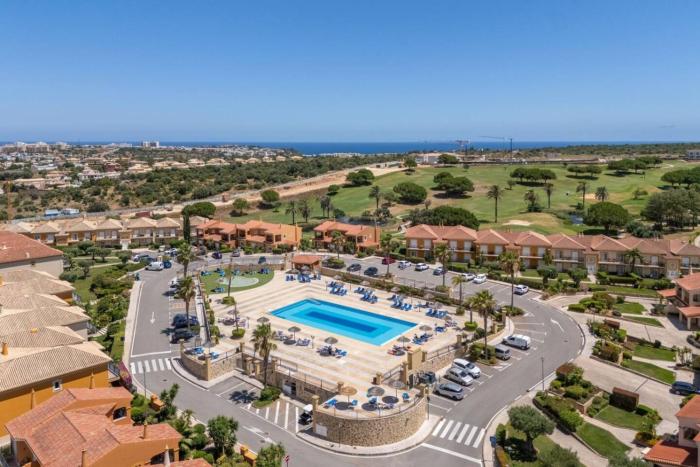 Boavista Lakeview | Golf & Pool Retreat
