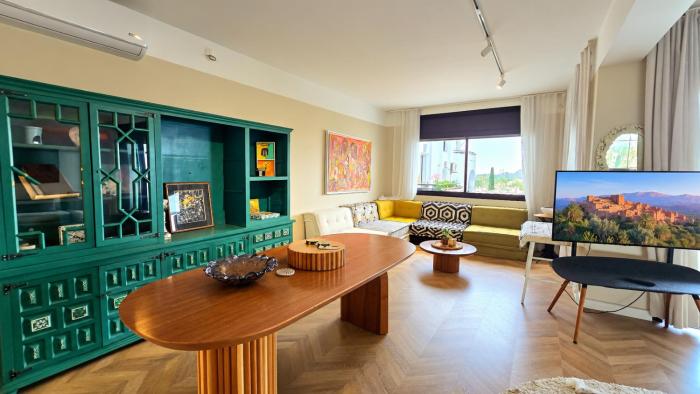 Bright and Spacious 3BR , Free Parking & Fast WIFI