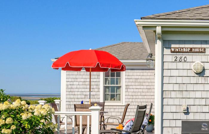 The Winthrop - Water-view Cape cottage with beach access