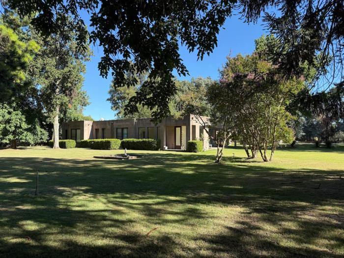 Casa exclusiva de diseño con pileta y parrilla en 5 hectareas