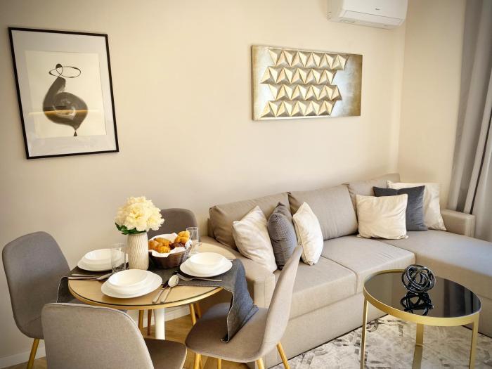Business & Family Apartment with Free Street Parking