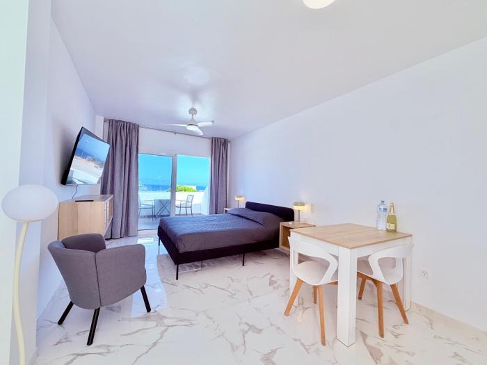 Victoria Beachfront Studio 1, Central Location Las Americas