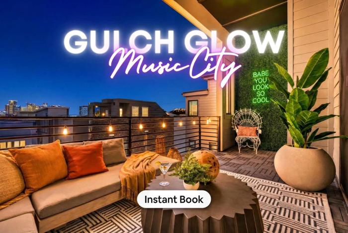 Neon balcony house - sleeps 12 near Broadway