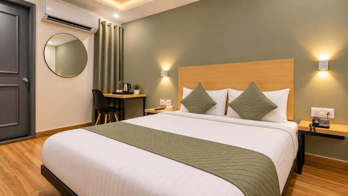 Hotel Premium Elite Near Model Town Metro Station