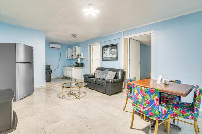 Gateway to Downtown Harlingen! Quaint Unit