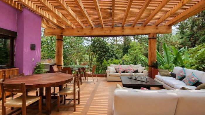 Forest Retreat Room w Hot Tub & Fireplace