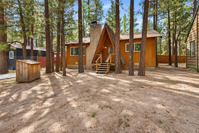 Babe Cave - Fireplace, Deck, Fenced Yard
