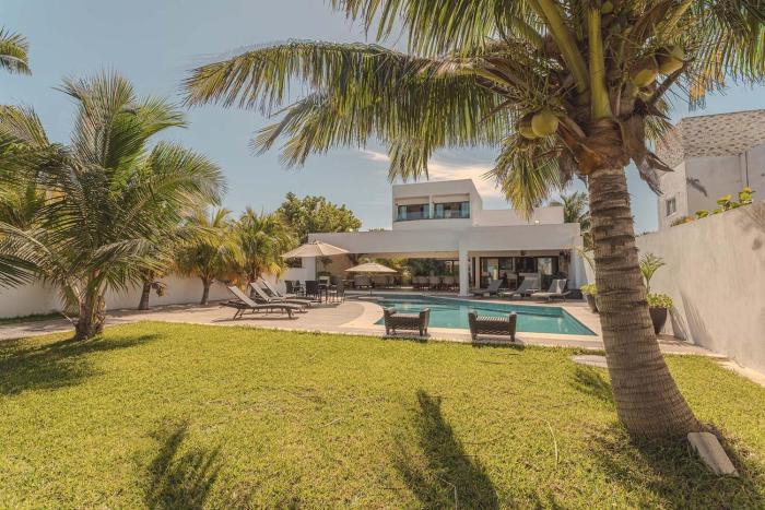 Cuzamil, gran casa frente al mar