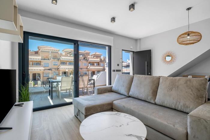 Penthouse with Roof Terrace & Salt Lake View