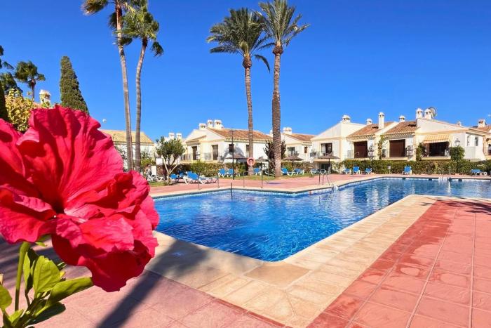 Bohemian-style flat with swimming pools near the beach