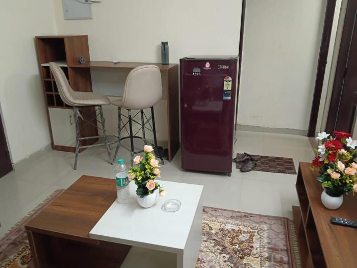 Cozy Studio Near Vaishali Metro & Max Hospital