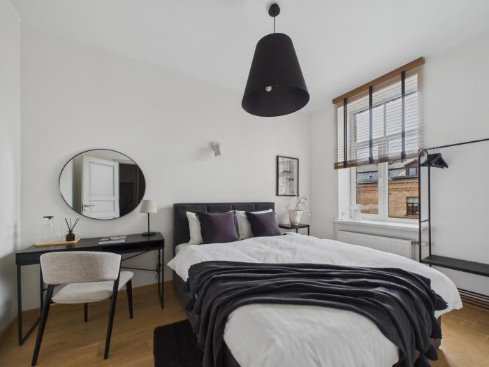 1BR Riga City Centre apartment, with bath & desk