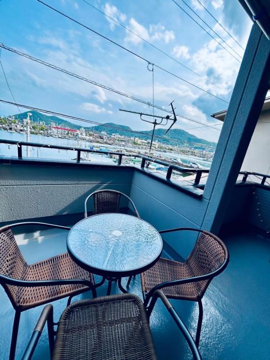 Entire house with ocean view, 2 minutes by car to Takamatsu Station and the port, 2 toilets, 2 bathrooms, 3 sinks, free parking for 2 vehicles, sea fishing allowed